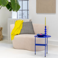 Spinder Design bijzettafel MIRA blauw sfeerbeeld met schaal en kandelaar
