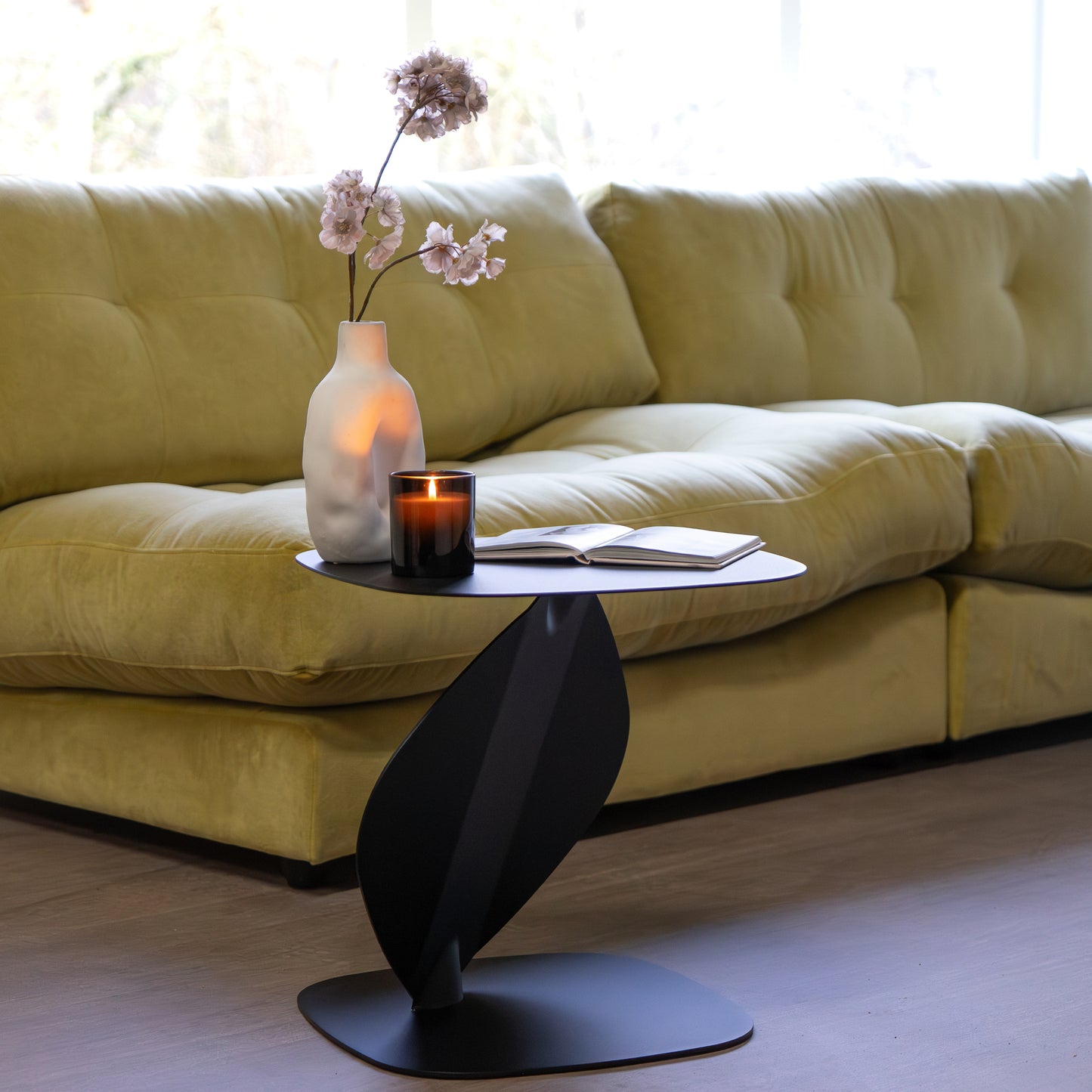 Spinder Design bijzettafel ZIGGY zwart metaal sfeerfoto met vaas