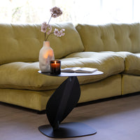 Spinder Design bijzettafel ZIGGY zwart metaal sfeerfoto met vaas