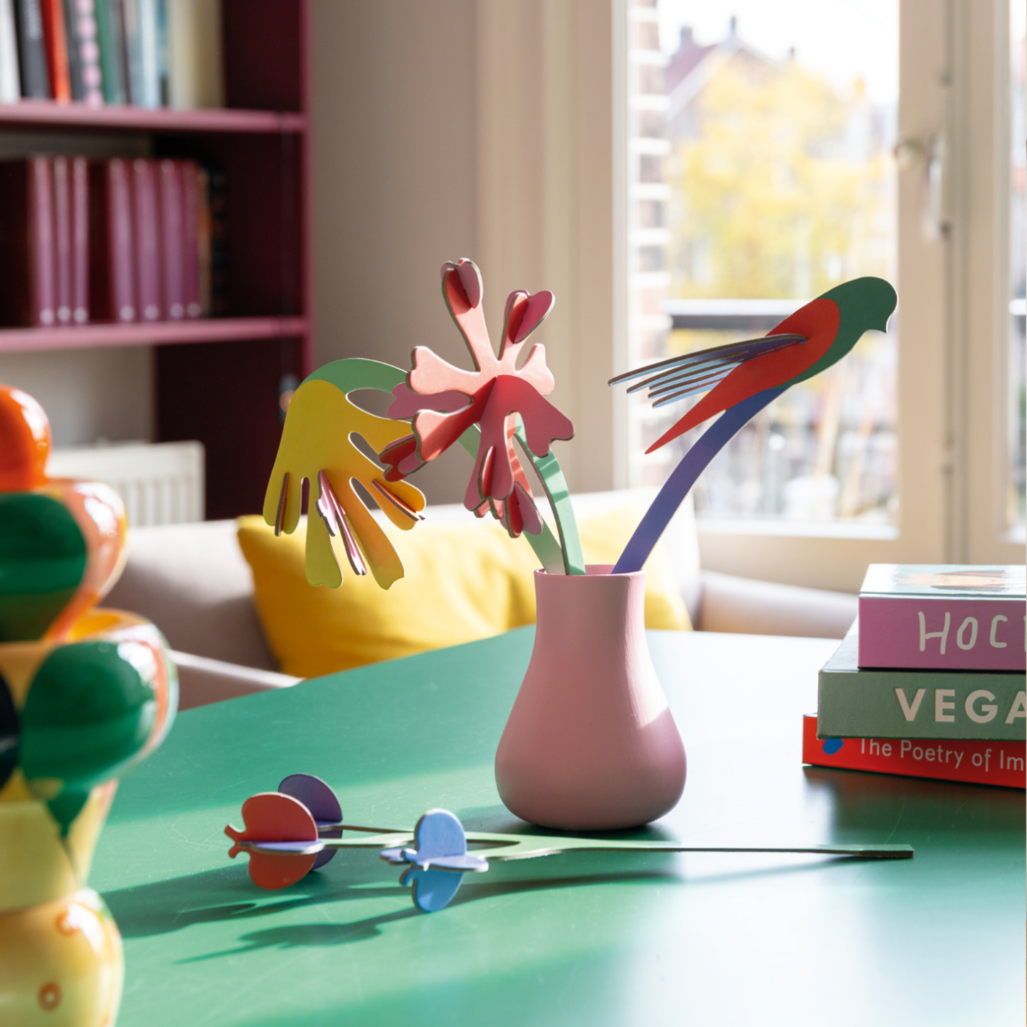 Studio ROOF Matisse Paper Bloom 3D-object van papier geïnspireerd op Henri Matisse in een interieur.