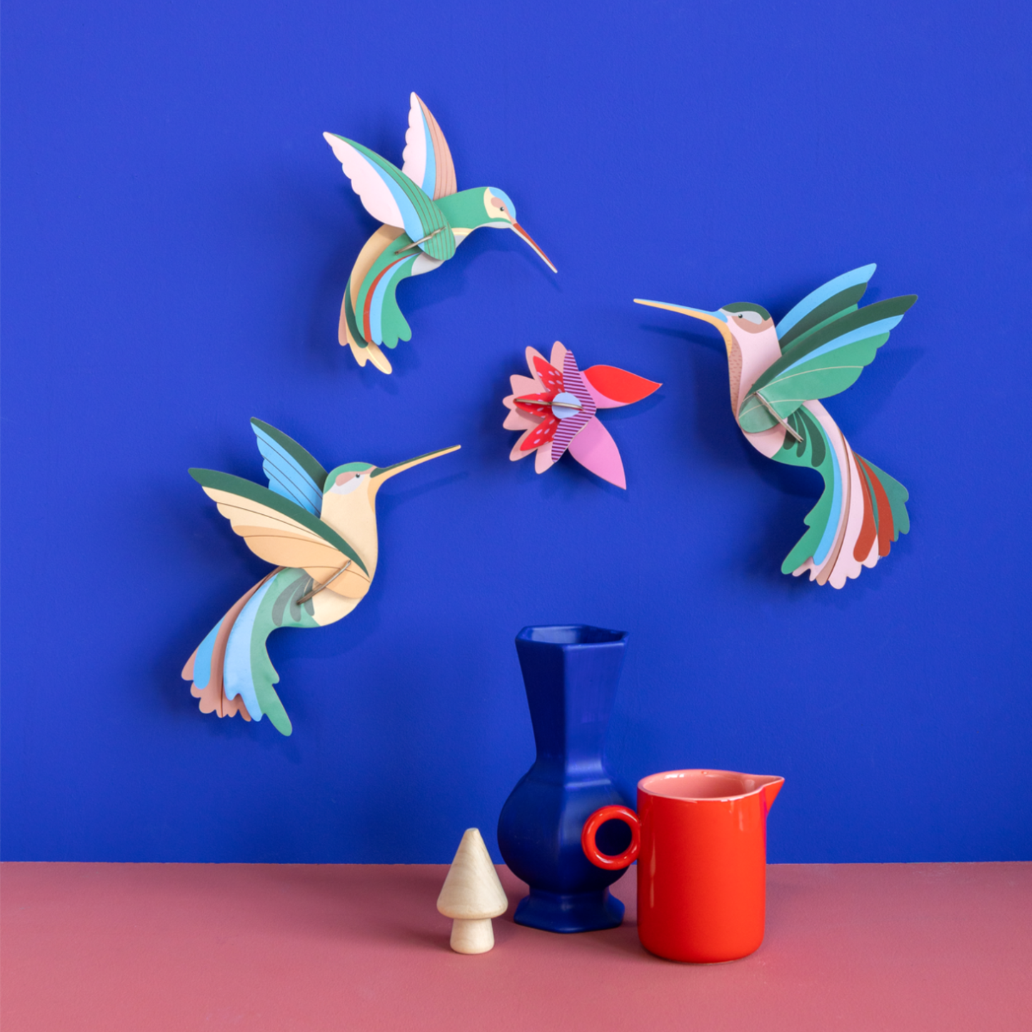 Studio ROOF papieren kolibries met grafische patronen als decoratie op blauwe muur