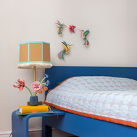 Studio ROOF papieren kolibries met grafische patronen als decoratie in de slaapkamer