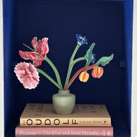 Studio ROOF Dutch Masters papieren bloemen als duurzaam interieuraccessoire op kunstboeken