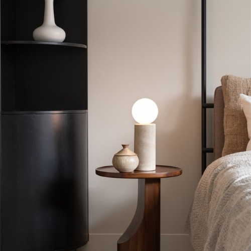 es geht um RoMi Tischleuchte Tivoli. weiß