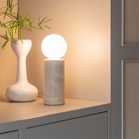 es geht um RoMi Tischleuchte Tivoli. weiß