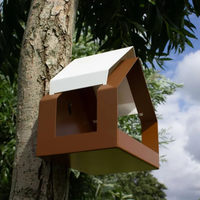 Heeej! vogelvoederhuis The Barn bruin metaal wandmontage sfeerafbeelding