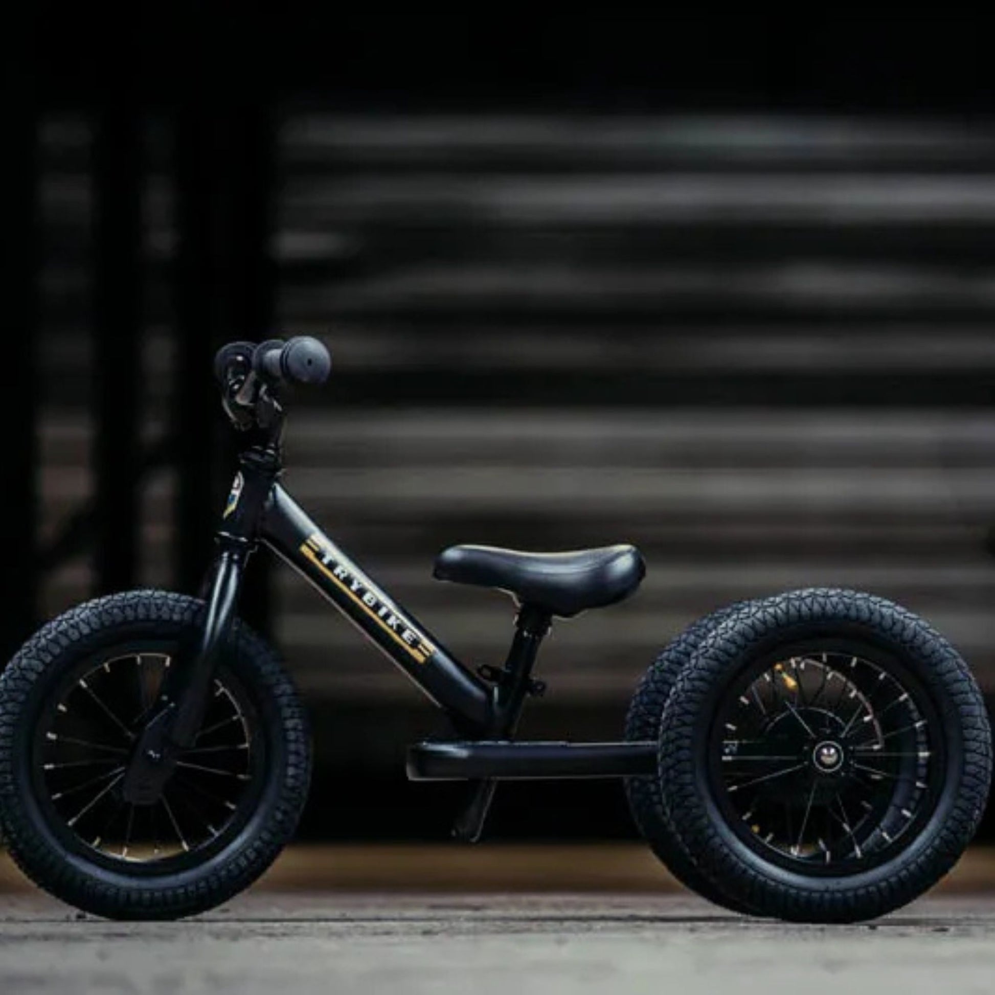 Trybike steel 2-in-1 loopfiets mat zwart sfeerfoto