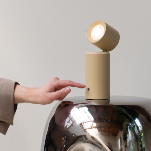 it's about RoMi Tafel-/wandlamp Milan beige oplaadbaar sfeer foto