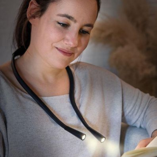 Moses libri_x flexibele leeslampom nek vrouw die aan het lezen is