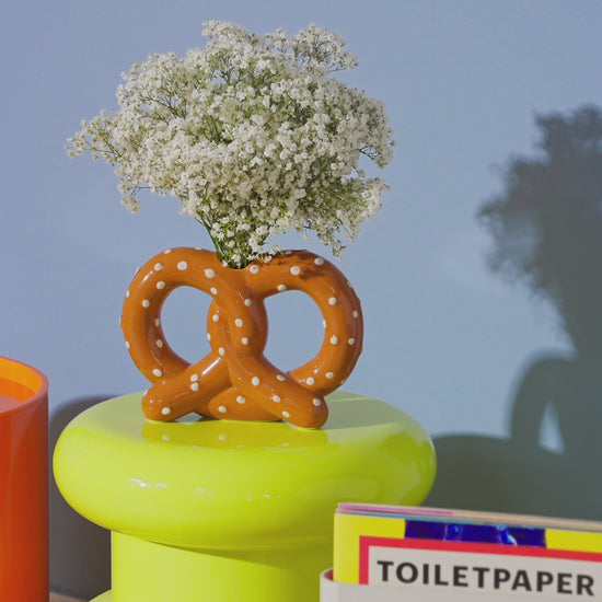 Keramische pretzel vaas met bloemen – Fluid Market video