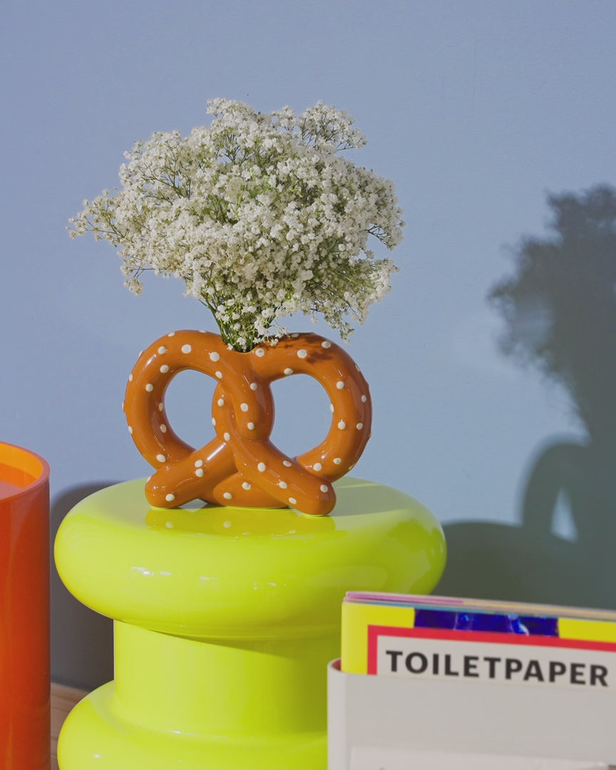 Keramische pretzel vaas met bloemen – Fluid Market video
