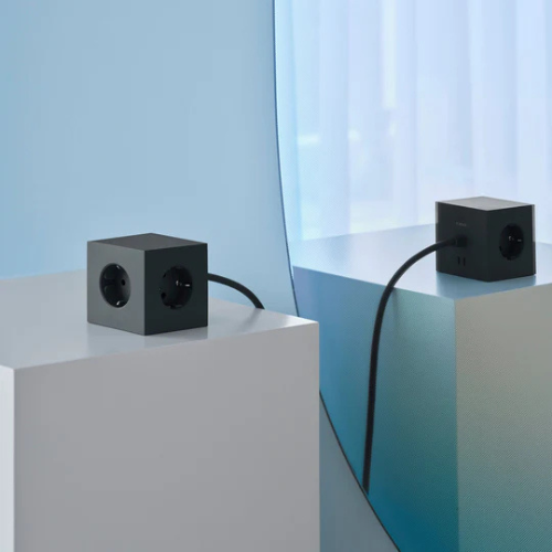 Avolt Square 1 design stekkerdoos zwart 1.8m kabel USB-C 30W in gebruik