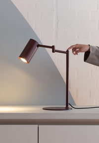 Es handelt sich um die Tischlampe RoMi Bilbao. Burgunderrot