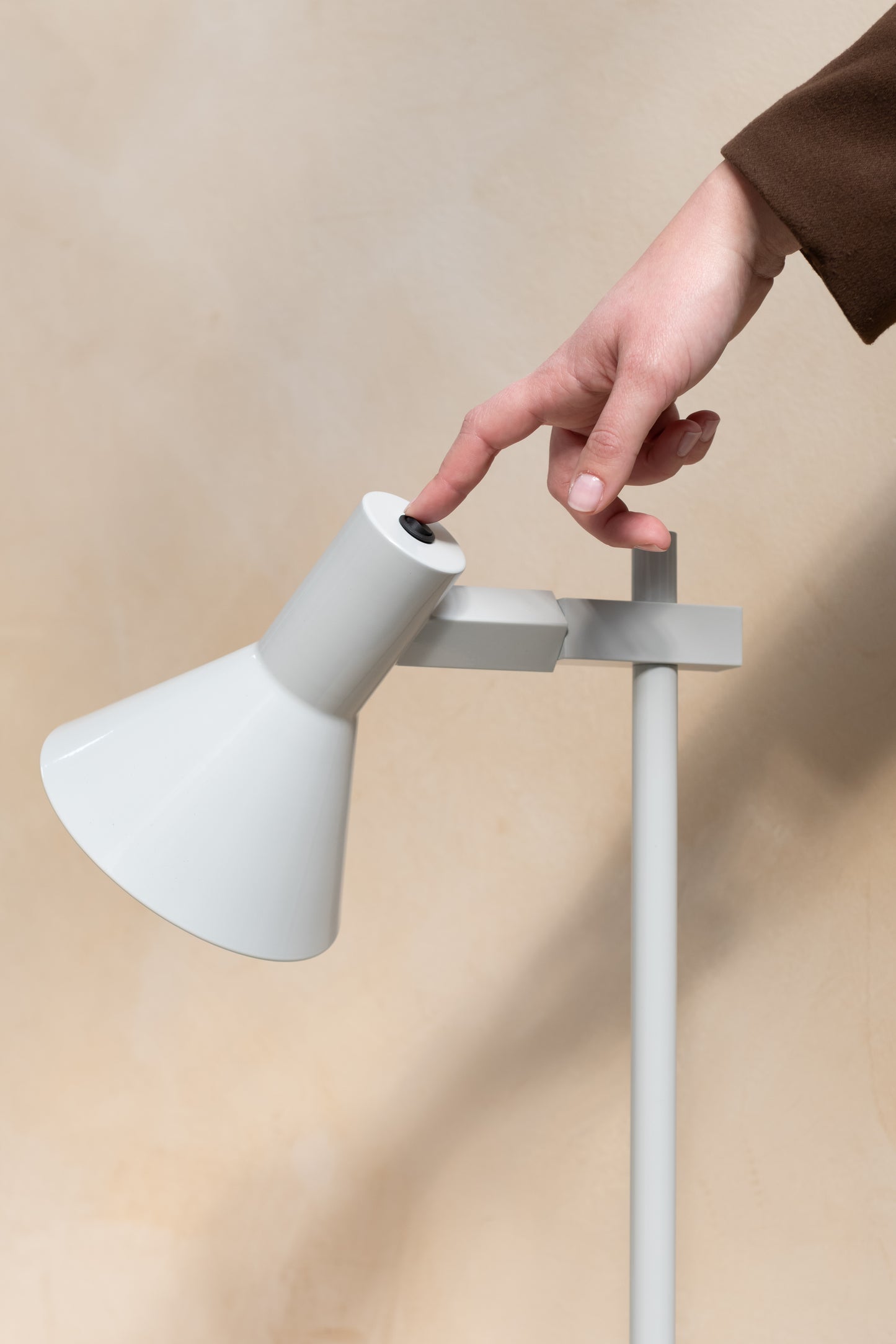 Es geht um die RoMi Stavanger Tischleuchte. Hellgrau