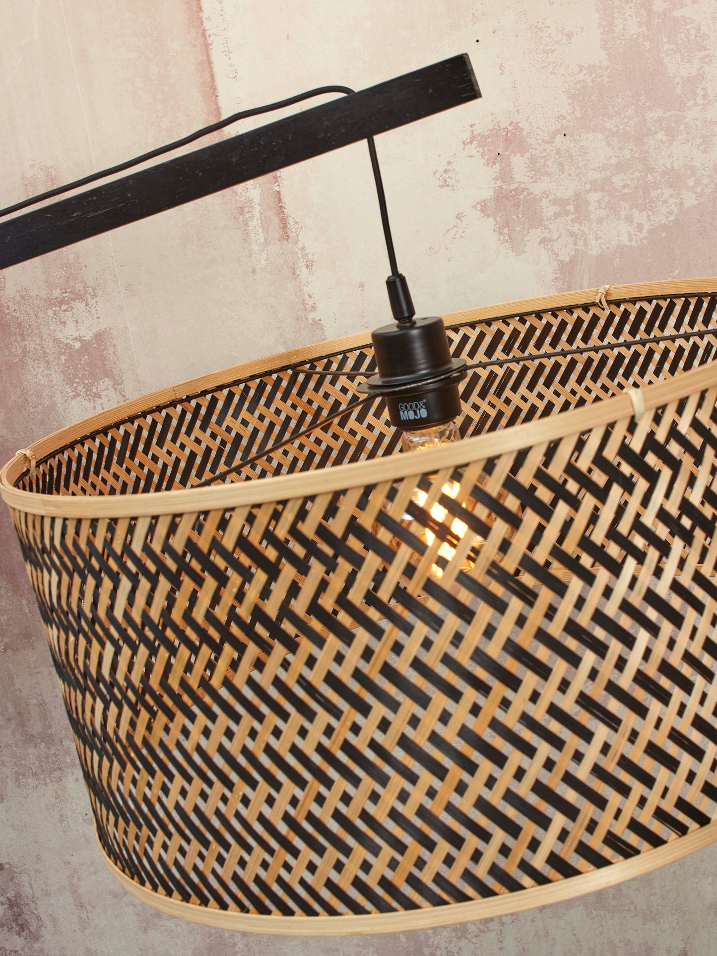 Good&amp;Mojo Stehleuchte Java Bambus nat. H.176cm/Haube Durchmesser 50xH.22cm. s/w.