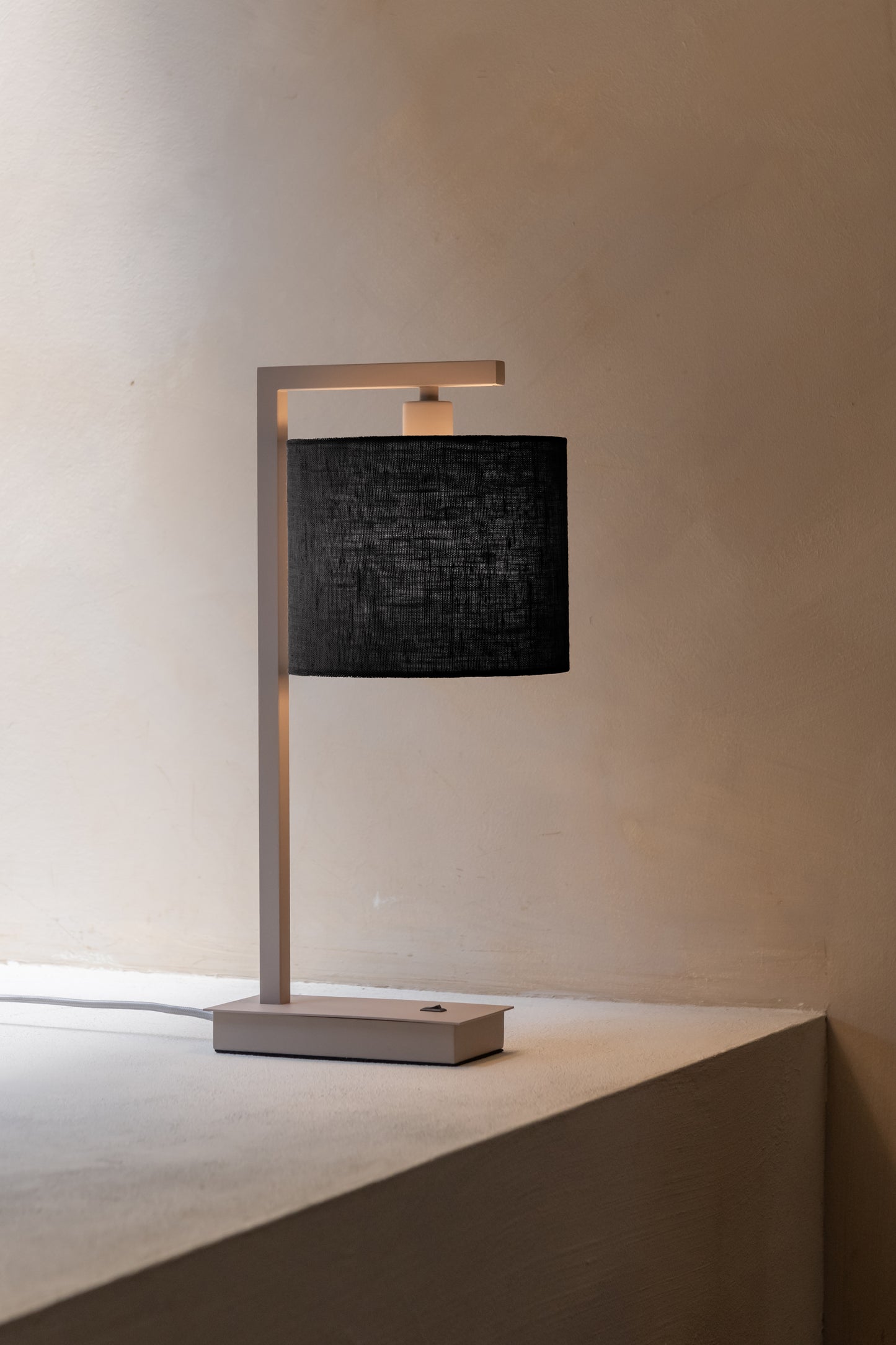 it's about RoMi Tafellamp Boston zand/kap 1815 zwart