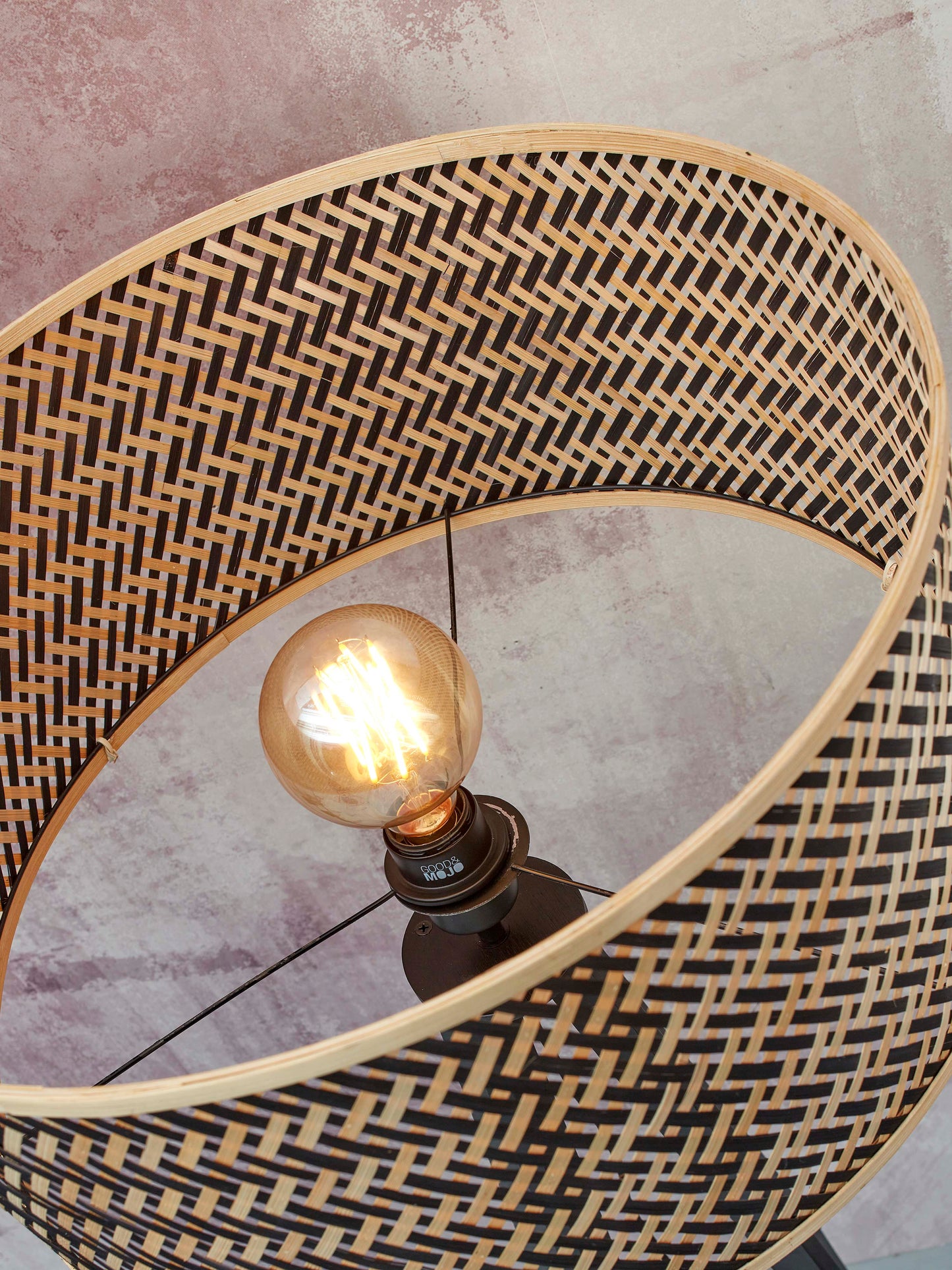 Good&Mojo Vloerlamp Java 3-poot bamboe nat. h.150cm/kap dia.50xh.22cm. zw/nat. detail