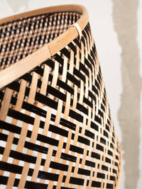 Good&amp;Mojo Stehleuchte Java Bambus nat. H.176cm/Haube Durchmesser 50xH.22cm. s/w.