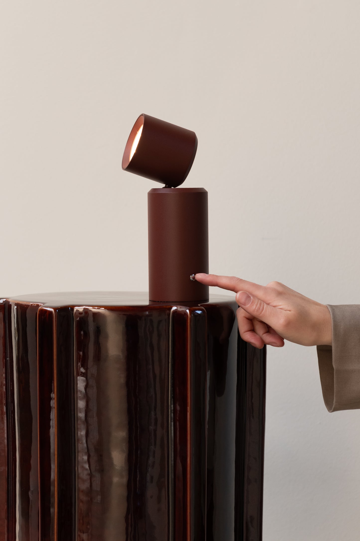 it's about RoMi Table/wall lamp Milan burgundy rechargeable