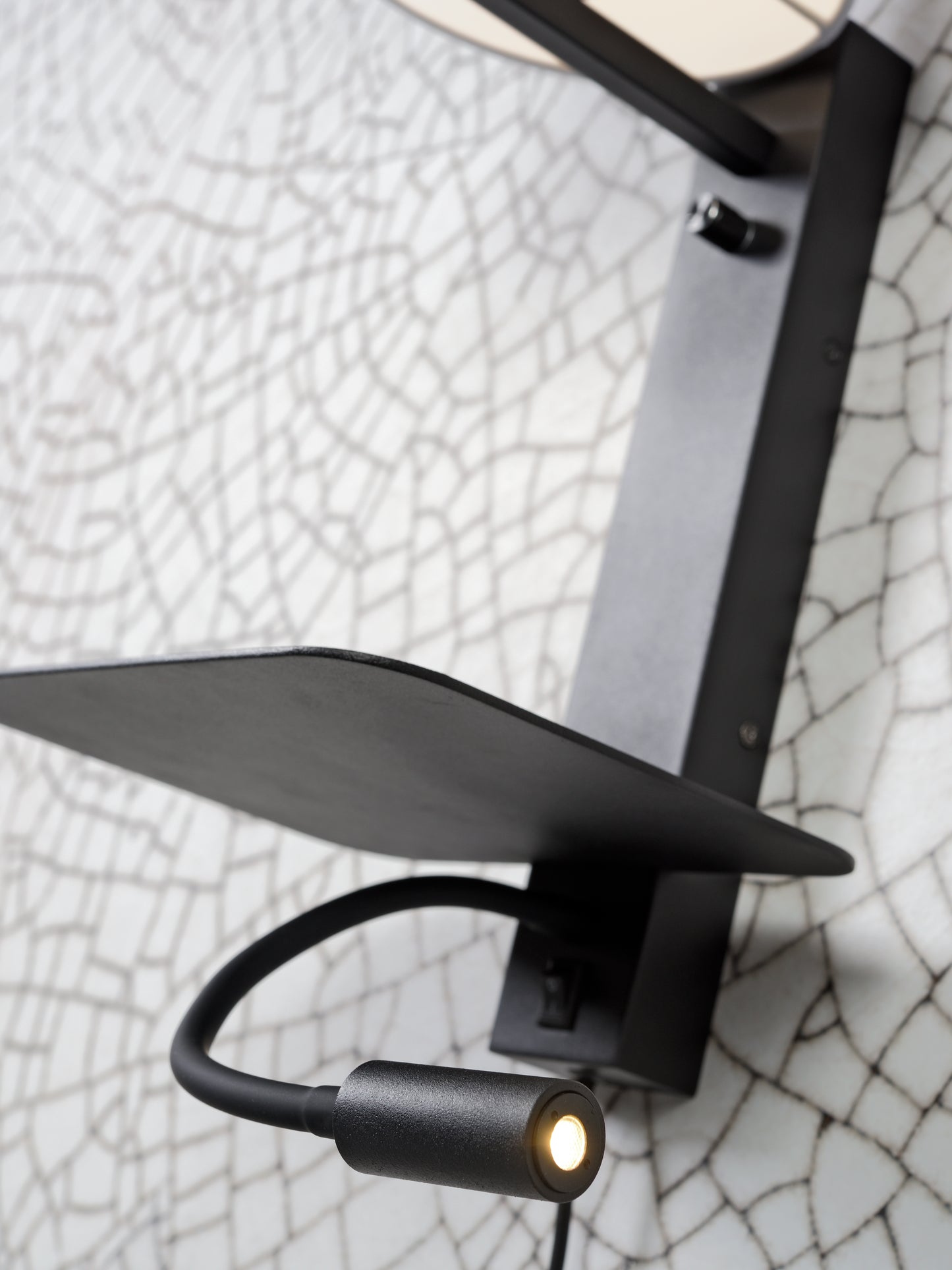 It's About Romi Wandleuchte Eisen Florence H.52cm Regal+USB+Leselampe 15000Std./Schirm 18x15cm inkl. Dimmer, helles Leinen