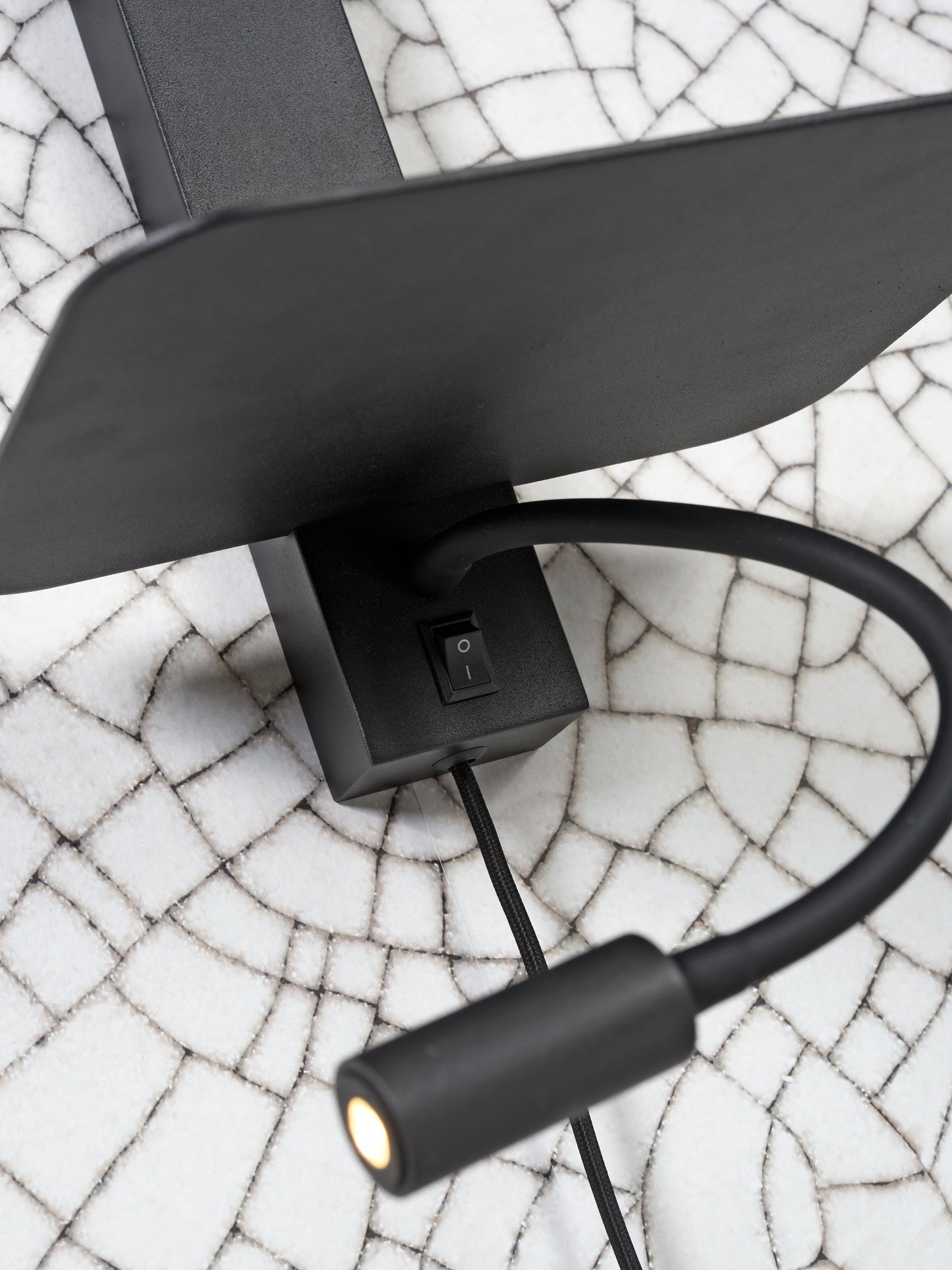 It's About Romi Wandleuchte Eisen Florence H.52cm Regal+USB+Leselampe 15000Std./Schirm 18x15cm inkl. Dimmer, helles Leinen