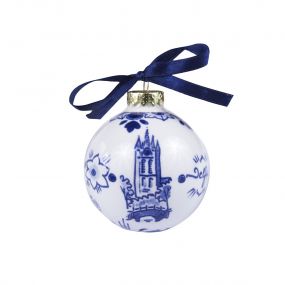 Een kerstboomversiering van Royal Delft met een afbeelding van de Oude Kerk van Delft.